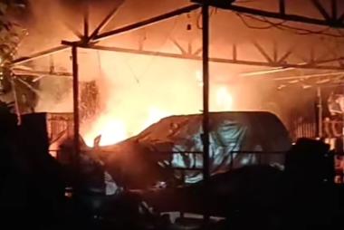 brumah-diduga-bandar-narkoba-kembali-dibakar-ratusan-warga-di-rokan-hilirb