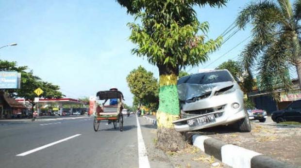 Mobil Rombongan Pemudik dari Kepri Tabrak Pohon di Yogyakarta, Penyebabnya karena Sopir Mengantuk
