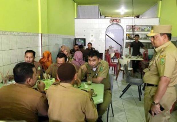 Wakil Gubernur Riau Pergoki Anak Buahnya ”Nongkrong” di Warkop Saat Jam Kantor