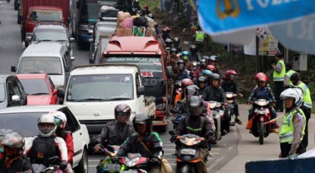 Agar Tidak Mengantuk, Polisi Bagikan Kopi Gratis kepada Pengendara yang Melintas di Jalur Sumbar-Riau
