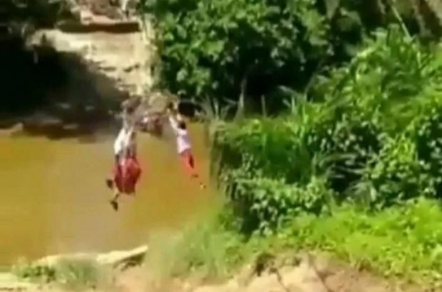 Ini Cerita Sebenarnya di Balik Video Murid SD Menyeberang Sungai Pakai ”Keranjang Terbang” di Kampar