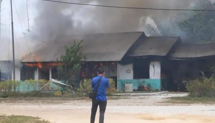<b>Marah Kebun Sawitnya Dibabat Perusahaan HTI, Warga Bakar Rumah hingga Mobil PT SSL di Siak Riau</b>
