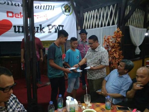 Pasangan Calon Ketua PWI Riau 2017-2022 Faisal-Eddy RM Santuni Anak dari Almarhum Hendrizal Roeslan dan Anak Yatim Wartawan Riau