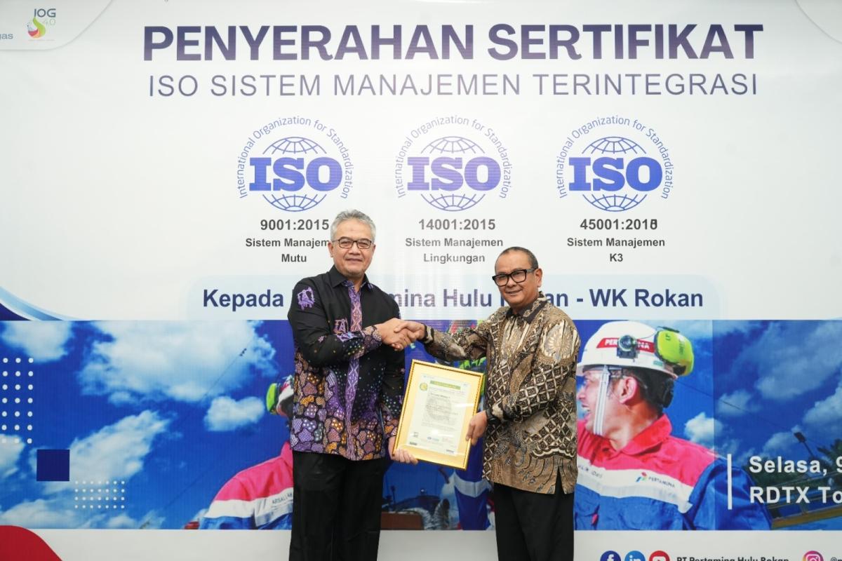 Penyerahan Tiga Sertifikat ISO Sistem Manajemen Terintegrasi 9001, 14001, dan 45001 untuk PHR