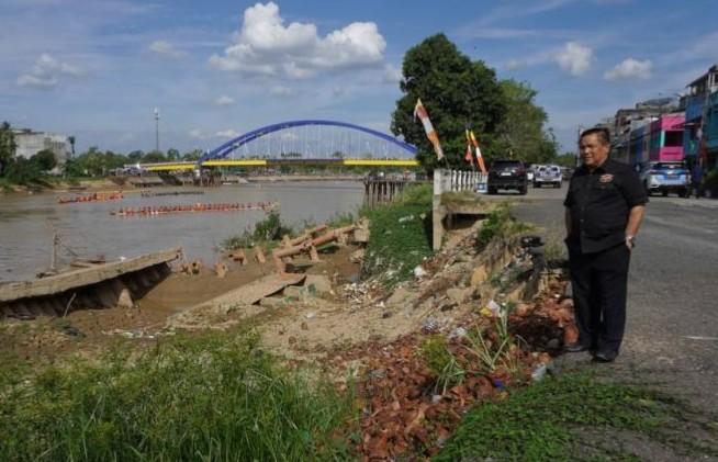 <b>Agar Longsor di Jalan Tepi Sungai Indragiri Rengat Cepat Tertangani, Pj Gubernur Riau Sarankan Statusnya Dinyatakan Bencana Alam</b>