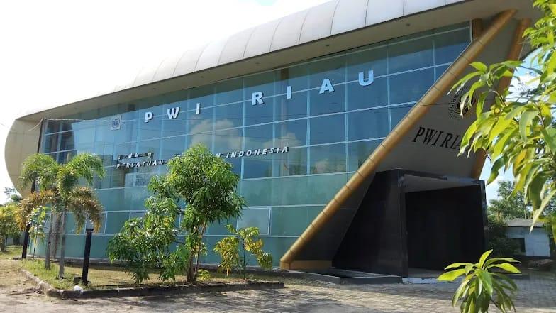 <b>PWI Riau di Bawah Raja Isyam Tegaskan Tak Akui Anggota Hasil Seleksi Plt Ketua</b>