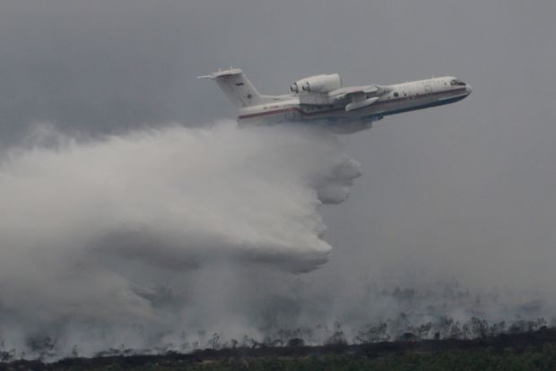 Sekali Terbang ”Air Tractor” Muntahkan 3.100 Liter Air demi Tangani Kebakaran 3 Hektar Lahan di Pinggiran Pekanbaru