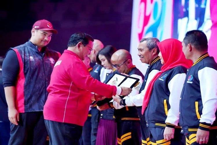 Sukses sebagai Pembina Olahraga, Gubernur Riau Syamsuar Dianugerahi Penghargaan dari Menpora
