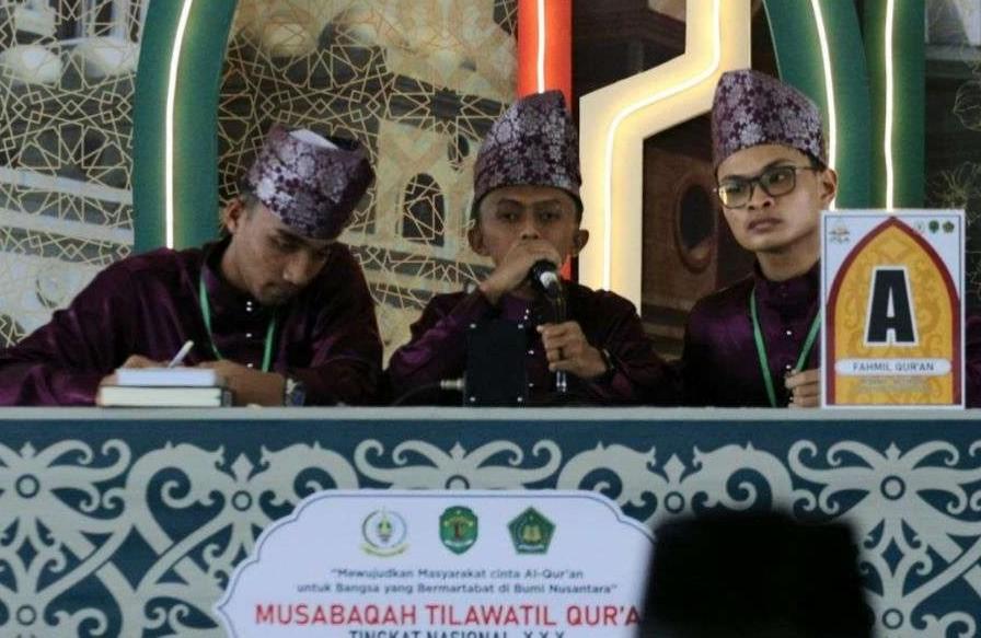 <b>Tim Putra Riau Susul Tim Putri Melaju ke Babak Semi Final Fahmil Quran MTQ Nasional XXX di Kaltim</b>