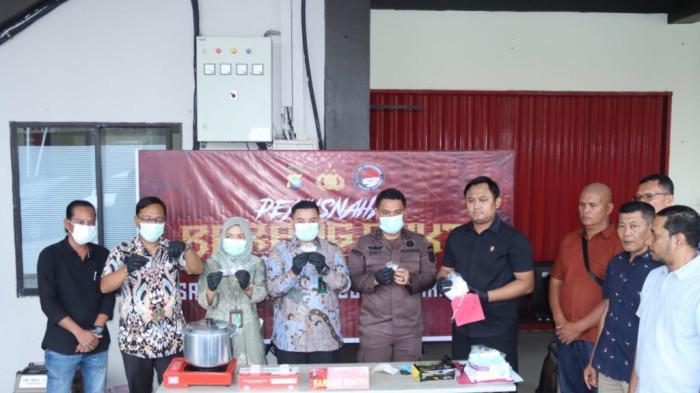 <b>Wanita Asal Riau Nekat Jual Narkoba di Karimun, Polres Musnahkan Barang Bukti Sabu-Sabu</b>