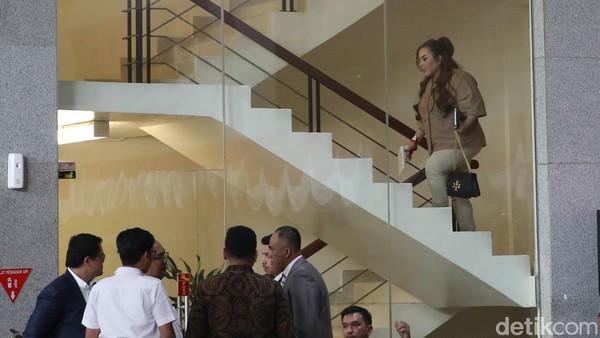 <b>Lisa Mariana Ngaku Terima Aliran Duit Korupsi BJB Saat RK Gubernur Jabar</b>