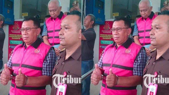 <b>Tangan Diborgol, Joko Sempat Pose Dua Jempol usai jadi Tersangka Korupsi Uang Desa Rp 1,5 Miliar</b>