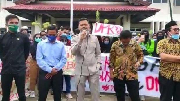 Hendak Kendalikan Kondisi Demo Mahasiswa dengan Mengajak Membaca Pancasila, Lidah Ketua DPRD Malah Salah Ucap Sila ke-4