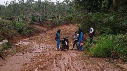 Sepenggal Kisah Sedih Pelajar SMP di Kuantan Singingi; Disuruh Pindah Sekolah lantaran Terlambat Masuk akibat Jalan Berlumpur