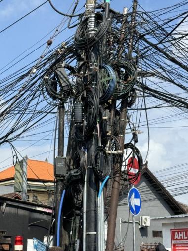 bpemkot-pekanbaru-didesak-tertibkan-tiang-kabel-wifi-ilegalb