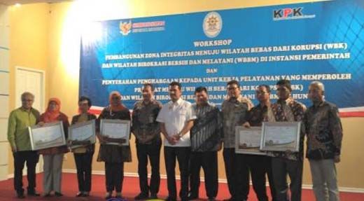 Lagi-lagi Tuan Rumah Gigit Jari, Menteri PAN & RB Datang ke Riau ”Numpang” Berikan Penghargaan kepada 19 Unit Kerja Pelayanan