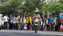 mahasiswa-peserta-demo-121-bergerak-gerbang-kantor-dprd-riau-jalan-jenderal-sudirman-pekanbaru
