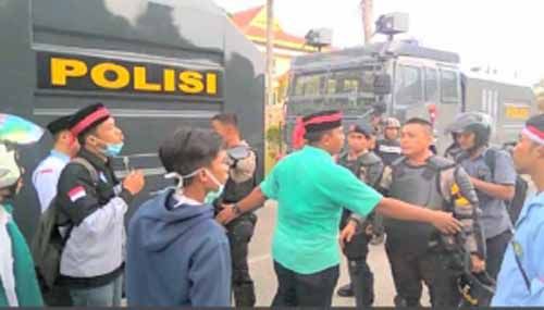 Ada Gelagat Hendak ”Sandera” Anggota Dewan, Polisi dan Mahasiswa Nyaris Ricuh di Gedung DPRD Riau