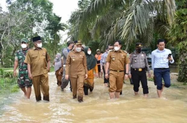 Lebih 200 Rumah Terendam Banjir di Desa Tanjung Beludu Inhu, Bupati Rezita Prihatin dan Tinjau Lokasi