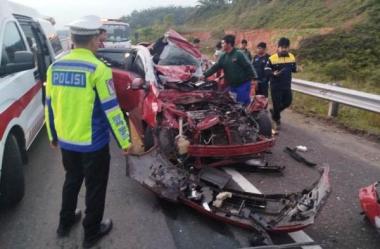 bwarga-muarabasung-bengkalis-tewas-usai-mobil-yang-dikendarainya-tabrak-truk-di-tol-pekanbarudumaib