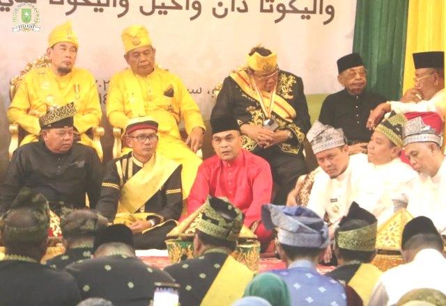<b>Pimpinan DPRD Riau Hadiri Prosesi Tepuk Tepung Tawar Penyambutan Gubernur dan Kepala Daerah se-Provinsi Riau</b>
