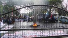 aksi-unjuk-rasa-mahasiswa-riau-terus-berlangsung-meski-diguyur-hujan-ruas-jalan-depan-mapolda-riau
