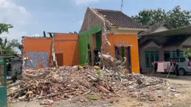 bdiduga-kecewa-mantan-istri-tunangan-lagi-pria-ini-robohkan-rumah-ganaginib