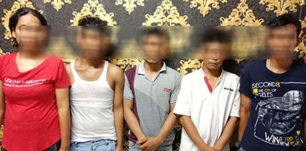 Dua Pria Meracau Saat Ditangkap Polisi Sedang Pesta Sabu di Mes Karyawan PT SPK Perawang