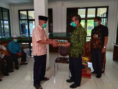 bupati-kuansing-serahkan-sembako-untuk-ustaz-dan-ustazah-sekuantan-tengah