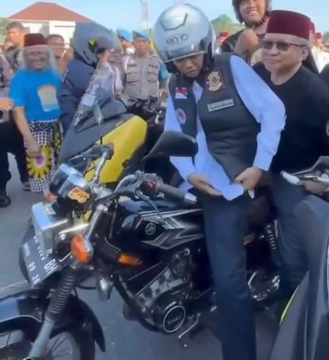 <b>Kala Ulama Karismatik Ustad Abdul Somad dan ”Presiden Akal Sehat” Rocky Gerung Berboncengan Naik RX King</b>