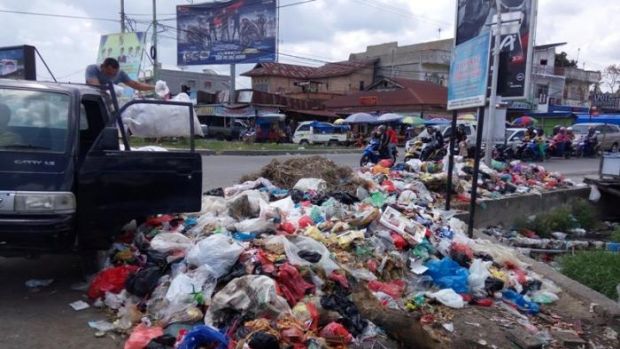 Sampah Masih Menumpuk di Sejumlah Titik di Wilayah Kota Pekanbaru, Masyarakat Buang Sampah di Luar Ketentuan
