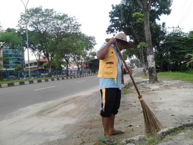 Jeritan Petugas Kebersihan di Pekanbaru yang Tidak Dibayarkan Gajinya, ”Saya Mau Gila Rasanya”