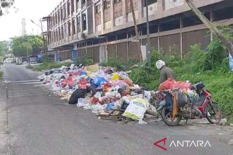 <b>Proses Ujian di SDN 81 Pekanbaru Terganggu Bau Menyengat dari Tumpukan Sampah</b>