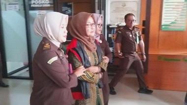 bberakrobat-bangun-kolam-renang-di-desa-senilai-rp1-miliar-seorang-kades-kini-ditahan-kejaksaanb