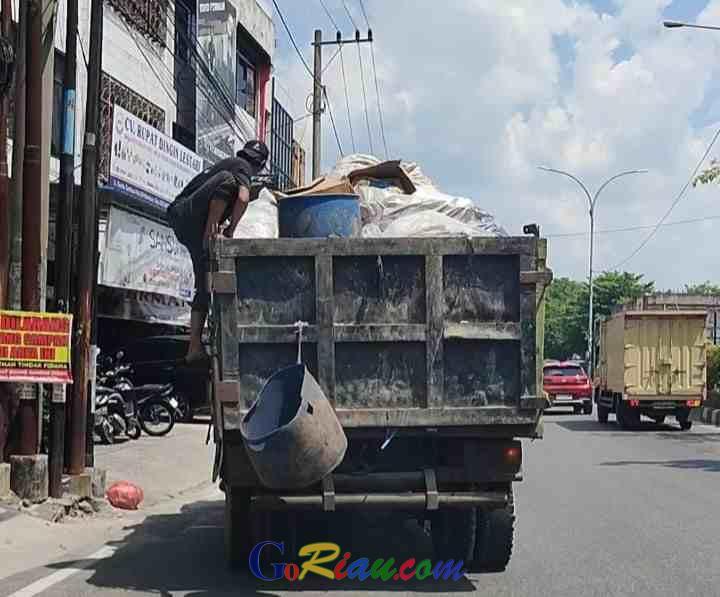 <b>Meski Jadwal Buang Sampah Ditetapkan Malam, Truk Sampah di Pekanbaru Terpantau Beroperasi Siang Hari </b>
