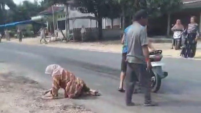<b>Seorang Nenek Tergelincir karena Tumpahan Minyak Sawit di Jalan Lintas Kampar-Kuantan Singingi</b>