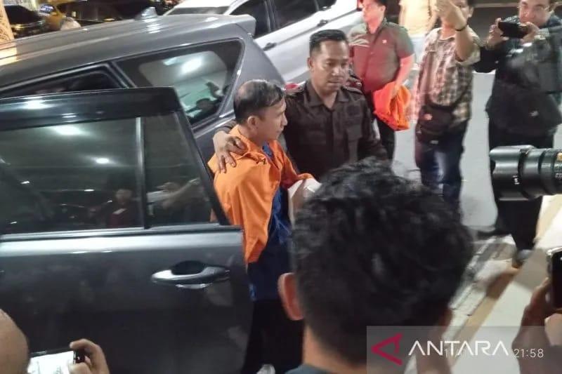 <b>Menghilang 8 Tahun, Buronan Kasus Pencabulan Ditangkap saat Memesan Soto</b>