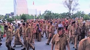Takut Mendapat Sanksi, PNS Membludak Penuhi Halaman Kantor Gubernur Riau