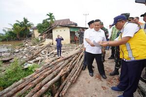 Pj Gubernur Penuhi Janji Tinjau Lokasi Longsor dan Temui Warga yang Rumahnya Tergerus ke Dalam Sungai Indragiri