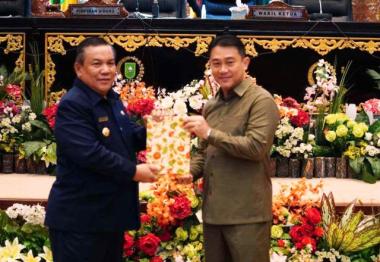 dprd-riau-serahkan-hasil-rekomendasi-pansus-lkpj-kepada-pj-gubri