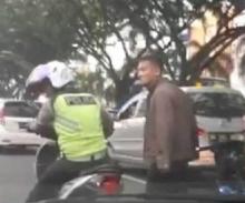 video-oknum-tni-ngamuk-dan-pukul-helm-anggota-polantas-di-pekanbaru-viral-di-medsos