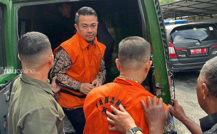 <b>Indra Pomi Menangis Usai Dituntut 6,6 Tahun Penjara oleh JPU KPK</b>