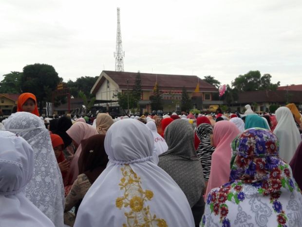 Ketika Ribuan Muslim di Lapangan SPN Pekanbaru Tetap Salat Idul Adha di Bawah Guyuran Hujan
