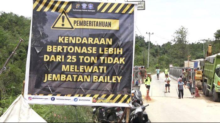 <b>Jalan Lintas Riau-Sumbar di XIII Koto Kampar Kembali Longsor, Polisi Lalu Lintas Berlakukan Sistem Buka Tutup</b>