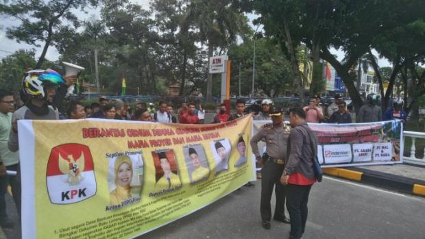 For Permanas Datangi Gedung DPRD Suarakan Sejumlah Dugaan Korupsi di Provinsi Riau