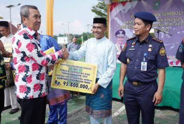 gubri-syamsuar-serahkan-dana-bkk-untuk-desa-sekabupaten-siak