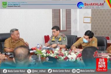 bcegah-karhutla-meluas-bupati-rokan-hulu-instruksikan-camat-respons-cepat-dan-terjun-langsung-ke