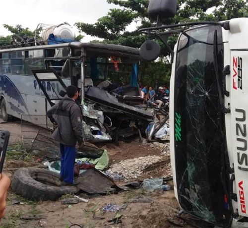 Bus PT RAPI Tabrakan dengan Truk di Palas Pekanbaru, 3 Penumpang Putus Jari