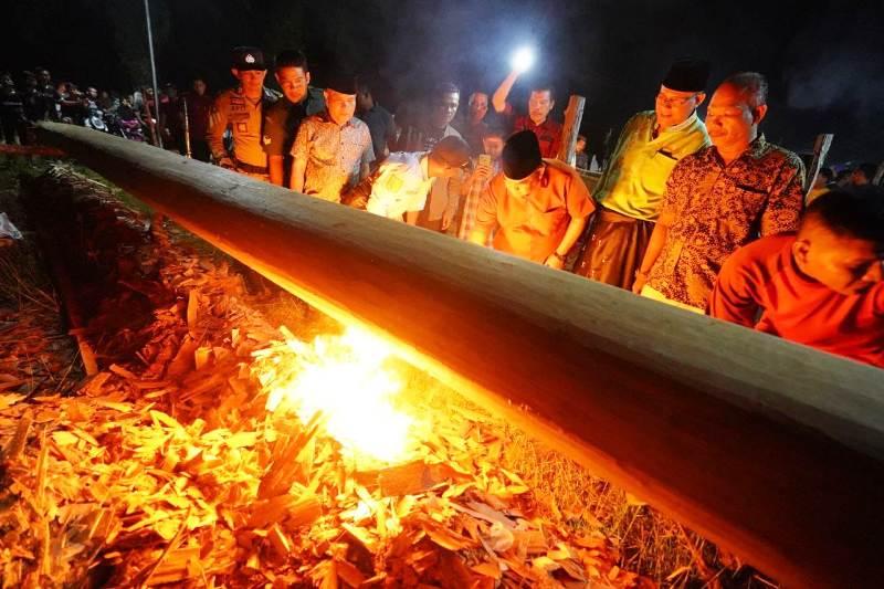 Nikmati Kemeriahan Melayur Jalur Carano Kuansing, Gubri: Budaya Ini Harus Dijaga dan Diperkenalkan ke Generasi Penerus
