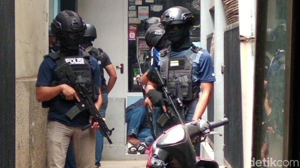 Densus 88 Tangkap Terduga Teroris di Desa Logas Kuantan Singingi, 3 Senjata Api dan Ratusan Peluru Disita
